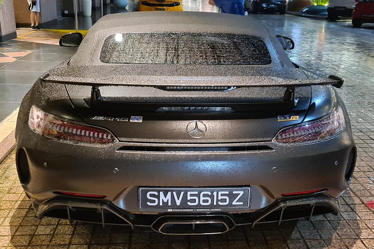 Cụ thể hơn, Mercedes-AMG GT R Roadster có khả năng tăng tốc từ vị trí xuất phát lên 100 km/h đúng 3,5 giây, ngang bằng với Mercedes-AMG GT R Coupe. Nhưng cần phải nhớ do thuộc bản mui trần, trọng lượng của Mercedes-AMG GT R Roadster lên đến 1.710 kg, tăng 80kg so với bản Coupe. Mercedes-AMG đã có những nâng cấp rất ấn tượng ở động cơ. Vận tốc tối đa trên Mercedes-AMG GT R Coupe là 319 km/h, trong khi đó, Mercedes-AMG GT R Roadster chỉ đạt tốc độ tối đa 317 km/h kém 2 km/h