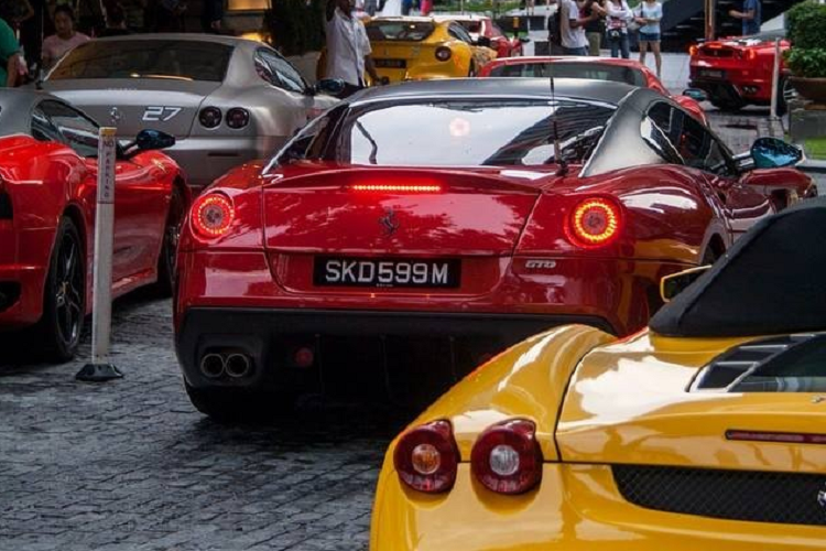 Ferrari 599 GTO được xem là phiên bản hiệu suất cao của chiếc 599 GTB, và chỉ có đúng 599 chiếc được sản xuất trên toàn thế giới. Xe sở hữu nội thất đơn giản với ghế ngồi được bọc da Alcantara cao cấp, đi cùng một số chi tiết sử dụng chất liệu sợi carbon thiết kế hay các đường chỉ may tinh xảo cùng logo Ferrari tương phản. Dòng chữ GTO, hay huy hiệu Limited 1or599 cũng là dấu hiệu để nhận biết phiên bản hàng hiếm.