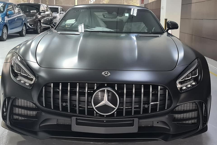 Phần mui mềm của Mercedes-AMG GT R Roadster có đến 3 lớp bao gồm nhôm, magiê và thép đảm bảo cho trọng lượng nhẹ nhất nhưng cũng đồng thời giảm tiếng ồn lọt vào khoang lái mẫu xe thể thao mui trần hạng sang này.