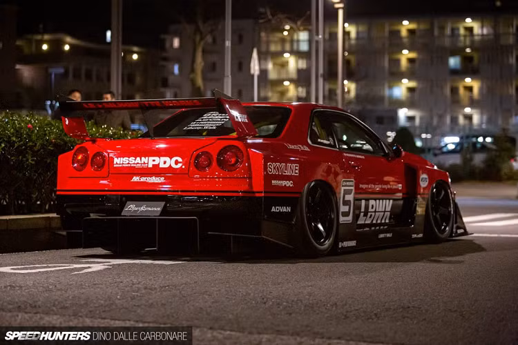 Giống với những sản phẩm trước đây của LB Silhouette GT, chiếc xe thể thao Nissan R34 sở hữu gói độ mới này cũng được lấy cảm hứng trực tiếp từ chiếc xe đua Hasemi KDR30 Skyline từng tranh tài tại giải đua Super Silhouette Formula vào năm 1982 và 1983, được cầm lái bởi Masahiro Hasemi. Super Silhouette Formula (SSF) là một giải đua được tổ chức tại Nhật Bản và được tham gia bởi các xe đua đến từ nước này.