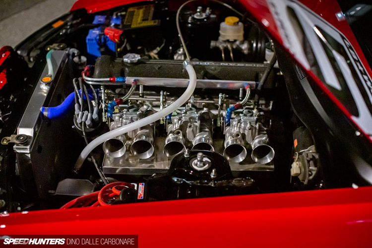 Dưới nắp capo phía trước, khối động cơ RB36DETT đã được tháo bỏ và thay thế cho nó bây giờ là khối động cơ RB25DET NEO dung tích 3,1 lít. Khối động cơ này được Kato Wataru, gửi đến cho một chuyên gia tinh chỉnh động cơ để nó có thể hoạt động ở mức hiệu năng cao nhất.