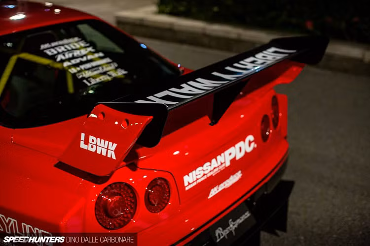 Cản trước của xe được kéo dài với líp trước lớn trong khi hai bên hông, vòm bánh xe được làm rộng và vuông vức với hốc thoát gió phía sau bánh xe. Ống xả của R34 được thay đổi vị trí, từ phía sau lên ngay bên dưới cửa, giống với những chiếc xe đua SSF. Phía sau, xe được trang bị một cánh gió cỡ lớn, tuy vậy, cánh gió này lại có phần khác biệt với chiếc xe mà nó lấy cảm hứng tạo nên.