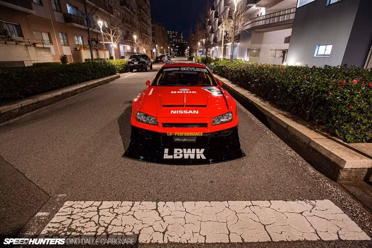 Được làm trên một chiếc Nissan Skyline GT-R (R34), ngoại thất bên ngoài của xe cũng được làm rộng như bao mẫu xe khác sau khi qua tay Liberty Walk.