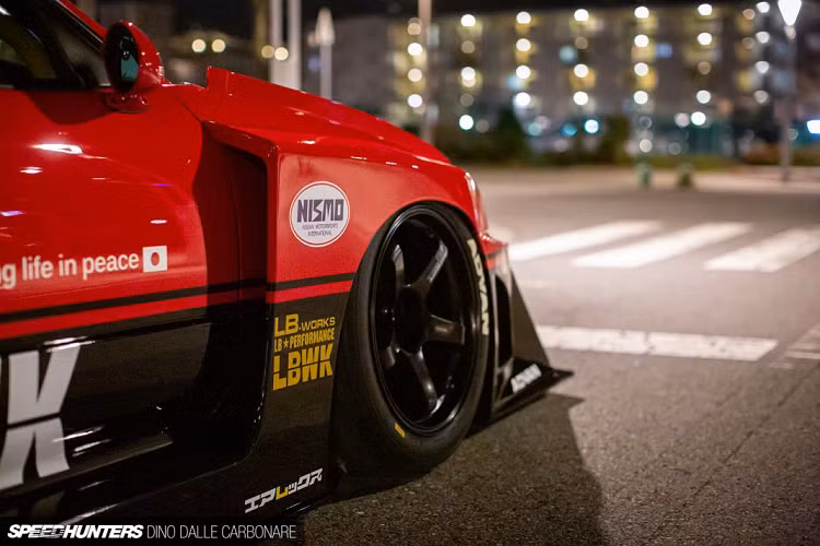 Tuy nhiên, không chỉ làm rộng thân xe thông thường, gói độ này còn sở hữu những chi tiết được lấy cảm hứng trực tiếp từ chiếc KDR30 Skyline với bộ áo đua đỏ – đen TOMICA đã đi vào huyền thoại.