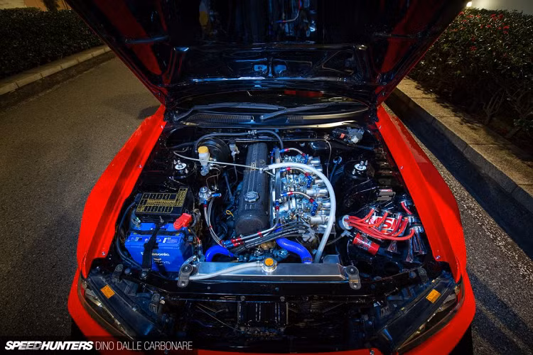 Bên trong, khoang nội thất của xe được tháo bỏ và thay vào đó là những trang bị đậm chất xe đua. Những trang bị mới của xe được sơn đen bóng, khung chống lật Cusco được trang bị thêm sơn vàng. Ghế ngồi được thay thế bằng ghế đua Bride Gita và được bọc da màu đỏ.