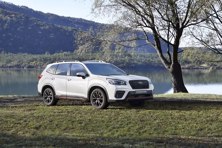 Xe được trang bị bộ la-zăng hợp kim 18 inch màu Anthracite. Bên cạnh màu ngoại thất trắng, phiên bản này còn có tùy chọn màu xanh dương Blue Pearl.