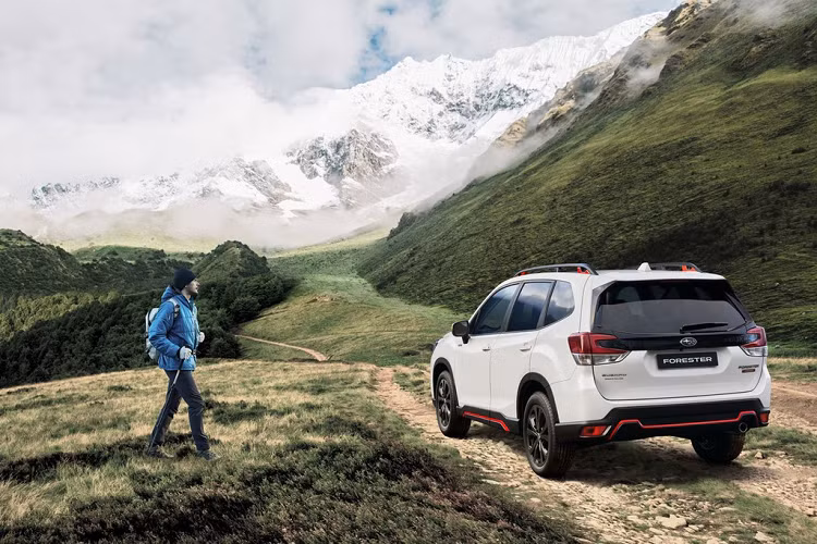 Theo Subaru, cabin cũng được thiết kế cùng tone với ngoại thất. Các đường chỉ khâu hoặc viền trang trí màu cam xuất hiện trên vô lăng, cần số, bảng đồng hồ, cửa điều hòa. Huy hiệu Edition Sport40 được in trên tựa ghế.