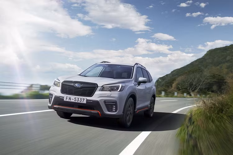 Hệ thống thông tin giải trí trên xe gồm có màn hình cảm ứng 8 inch, đi kèm chức năng DAB, radio, tương thích Apple CarPlay và Android Auto. Forester Edition Sport40 được trang bị camera lùi và hệ thống an toàn Eyesight.