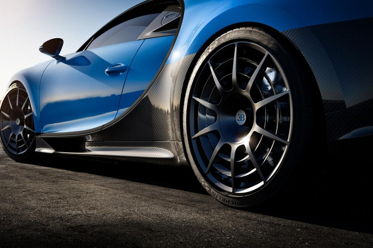 Ngoài ra, khung gầm của Bugatti Chiron Pur Sport cũng đã được nâng cấp, bao gồm lò xo trước cứng hơn 65%, lò xo sau cứng hơn 33% và hệ thống giảm chấn thích ứng tập trung vào hiệu suất. Bên ngoài, Bugatti Chiron Pur Sport được bổ sung bộ vành Aero chỉ nặng 16 kg, mang thiết kế khí động lực học hơn và tăng cường quá trình làm mát phanh.