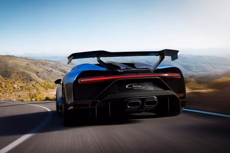 Nguồn cung cấp sức mạnh cho Bugatti Chiron Pur Sport vẫn là khối động cơ W16, dung tích 8.0 lít, đi kèm 4 bộ tăng áp đình đám. Động cơ này tạo ra công suất tối đa 1.479 mã lực nhưng tại tua máy 6.900 vòng/phút thay vì 6.700 vòng/phút như ở Bugatti Chiron tiêu chuẩn. Nguyên nhân là vì động cơ này trên Bugatti Chiron Pur Sport kết hợp với hộp số tự động ly hợp kép 7 cấp hiệu chỉnh.