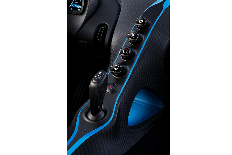 Chưa hết, Bugatti Chiron Pur Sport còn đi kèm đĩa phanh nhẹ hơn. Nhờ đó, Bugatti Chiron Pur Sport có trọng lượng thấp hơn 60 kg so với Chiron tiêu chuẩn. Không chỉ nhẹ hơn, Bugatti Chiron Pur Sport còn được trang bị phần đầu xe mới, tối ưu hóa tính khí động lực học với hốc gió và lưới tản nhiệt hình móng ngựa cỡ lớn hơn cùng bộ chẻ khí mới, tất cả đều làm bằng sợi carbon bền, nhẹ.