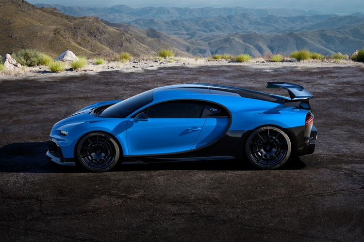 Nhờ đó, Bugatti Chiron Pur Sport có thể tăng tốc từ 60-120 km/h trong thời gian nhanh hơn 2 giây so với bản tiêu chuẩn. Tuy nhiên, tốc độ tối đa của siêu xe này lại giảm xuống còn 350 km/h. Thêm vào đó là lượng xăng tiêu thụ trung bình 22,5 lít/100 km.