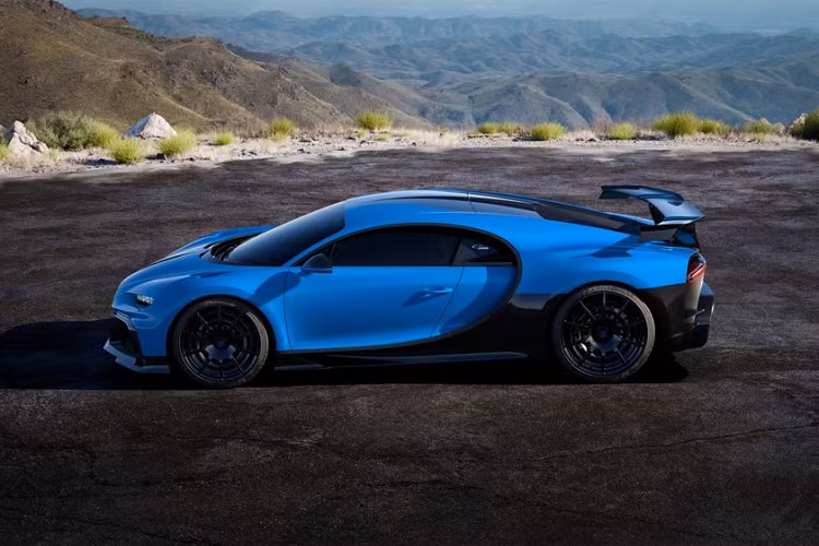 Nhờ đó, Bugatti Chiron Pur Sport có thể tăng tốc từ 60-120 km/h trong thời gian nhanh hơn 2 giây so với bản tiêu chuẩn. Tuy nhiên, tốc độ tối đa của siêu xe này lại giảm xuống còn 350 km/h. Thêm vào đó là lượng xăng tiêu thụ trung bình 22,5 lít/100 km.