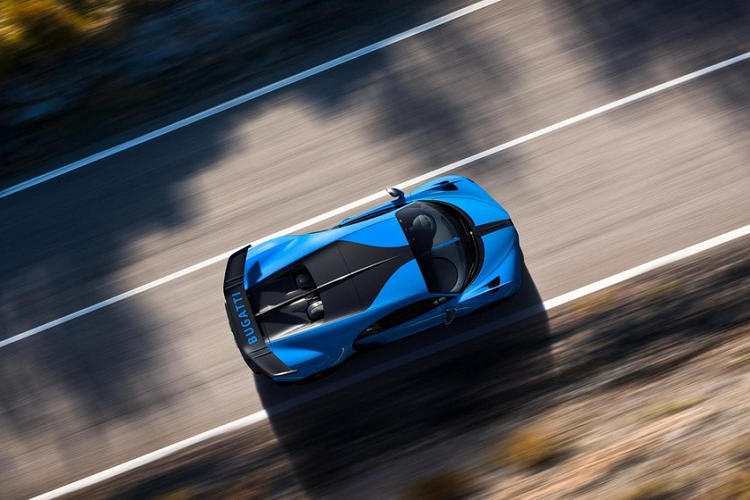 Bên trong Bugatti Chiron Pur Sport là không gian nội thất tối giản, được bọc bằng chất liệu Alcantara nhằm cắt bớt trọng lượng. Toàn bộ các chi tiết ốp và nút bấm của Bugatti Chiron Pur Sport đều được sơn màu đen, làm bằng nhôm hoặc titan. Một số chi tiết được khâu bằng chỉ màu tương phản nhằm tô điểm cho nội thất.