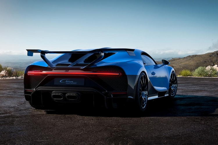 So với Chiron tiêu chuẩn, Bugatti Chiron Pur Sport mới đã được nâng cấp mạnh về thiết kế khí động lực học và hệ thống treo. Ngoài ra, siêu xe này còn được giảm trọng lượng, cải thiện khả năng đáp ứng vô lăng và hứa hẹn mang đến cảm giác lái phấn khích hơn ở những khúc cua.