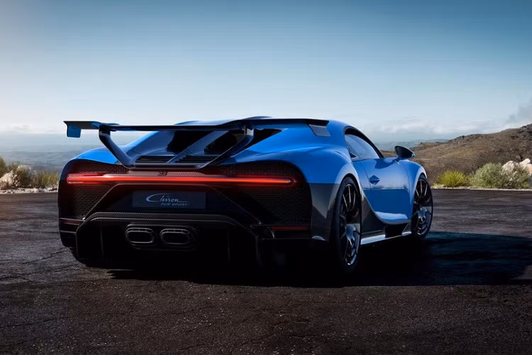 So với Chiron tiêu chuẩn, Bugatti Chiron Pur Sport mới đã được nâng cấp mạnh về thiết kế khí động lực học và hệ thống treo. Ngoài ra, siêu xe này còn được giảm trọng lượng, cải thiện khả năng đáp ứng vô lăng và hứa hẹn mang đến cảm giác lái phấn khích hơn ở những khúc cua.
