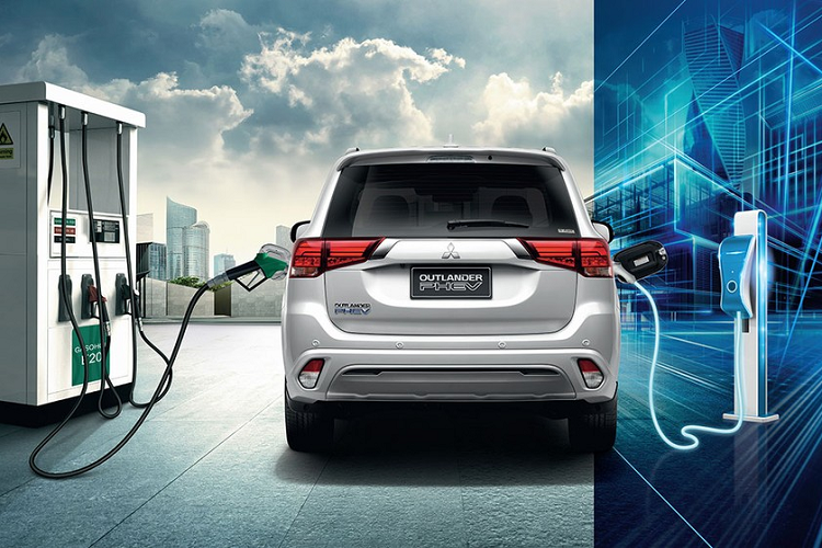Mitsubishi Outlander PHEV 2021 tại thị trường Thái Lan được trang bị hệ truyền động plug-in hybrid, bao gồm máy xăng MIVEC 4 xi-lanh, hút khí tự nhiên, dung tích 2,4 lít mới, sản sinh công suất tối đa 128 mã lực và mô-men xoắn cực đại 199 Nm tại tua máy 4.500 vòng/phút. Ngoài ra, Mitsubishi Outlander PHEV 2021 còn có 2 mô-tơ trên cả hai cầu. Mô-tơ trên cầu trước tạo ra công suất tối đa 82 mã lực và mô-men xoắn cực đại 137 Nm. Hai con số tương ứng của mô-tơ điện trên cầu sau là 95 mã lực và 195 Nm.
