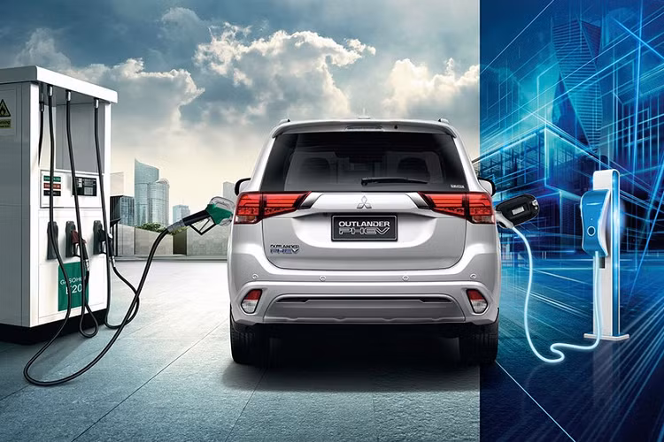 Mitsubishi Outlander PHEV 2021 tại thị trường Thái Lan được trang bị hệ truyền động plug-in hybrid, bao gồm máy xăng MIVEC 4 xi-lanh, hút khí tự nhiên, dung tích 2,4 lít mới, sản sinh công suất tối đa 128 mã lực và mô-men xoắn cực đại 199 Nm tại tua máy 4.500 vòng/phút. Ngoài ra, Mitsubishi Outlander PHEV 2021 còn có 2 mô-tơ trên cả hai cầu. Mô-tơ trên cầu trước tạo ra công suất tối đa 82 mã lực và mô-men xoắn cực đại 137 Nm. Hai con số tương ứng của mô-tơ điện trên cầu sau là 95 mã lực và 195 Nm.