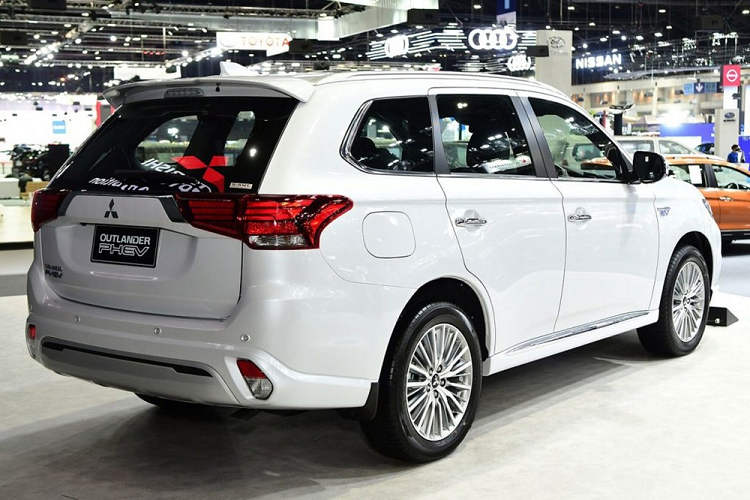 Ở bản GT Premium, Mitsubishi Outlander PHEV 2021 sẽ có đèn pha LED, ghế bọc da khâu quả trám sang trọng hơn và cửa cốp chỉnh điện. Thêm vào đó là những tính năng an toàn chủ động như phanh khẩn cấp tự động, hệ thống kiểm soát hành trình chủ động, hỗ trợ giữ làn đường, phát hiện điểm mù, cảnh báo phương tiện cắt ngang khi lùi, kiểm soát tránh đạp nhầm chân ga và đèn pha tự động.