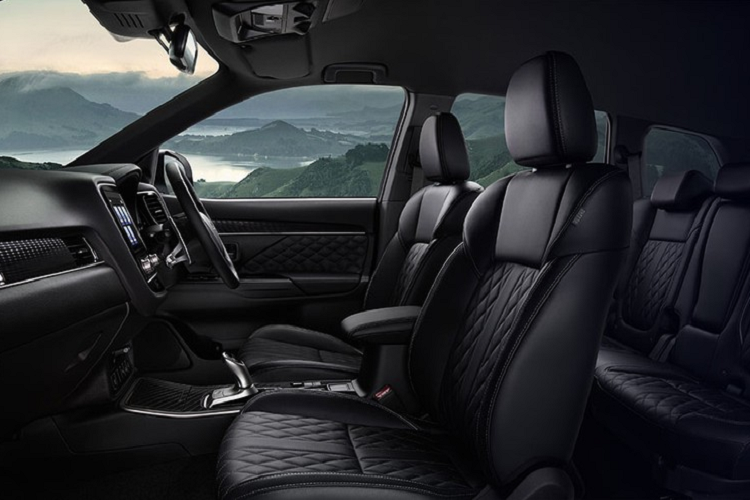 Bên ngoài, Mitsubishi Outlander PHEV 2021 sở hữu thiết kế không khác biệt nhiều so với bản thường. Xe cũng được bổ sung lưới tản nhiệt cải tiến với 2 nan mạ crôm nằm ngang và viền mạ crôm trong hốc gió trung tâm.