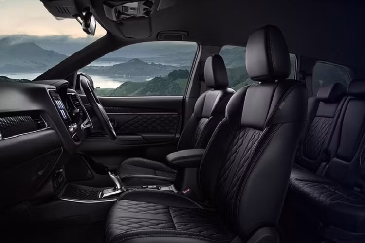 Bên ngoài, Mitsubishi Outlander PHEV 2021 sở hữu thiết kế không khác biệt nhiều so với bản thường. Xe cũng được bổ sung lưới tản nhiệt cải tiến với 2 nan mạ crôm nằm ngang và viền mạ crôm trong hốc gió trung tâm.