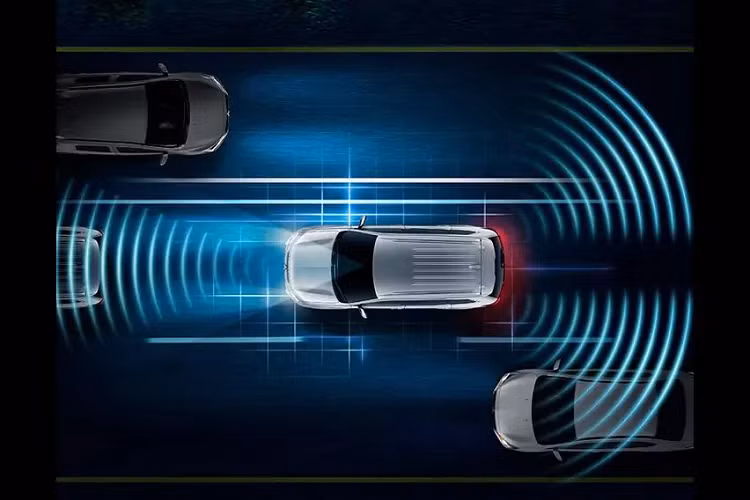 Chưa hết, Mitsubishi Outlander PHEV 2021 tại thị trường Thái Lan còn có khá nhiều trang bị tiêu chuẩn như dải đèn LED định vị ban ngày, đèn hậu LED, mở cửa không cần chìa khóa, nút bấm khởi động máy, điều hòa tự động 2 vùng với cửa gió cho hàng ghế sau, ghế trước chỉnh điện, nội thất bọc da, màn hình cảm ứng 8 inch, hỗ trợ Apple CarPlay/Android Auto và 6 loa. Ngoài ra, người lái có thể chỉnh một số tính năng của xe thông qua ứng dụng trên điện thoại thông minh.