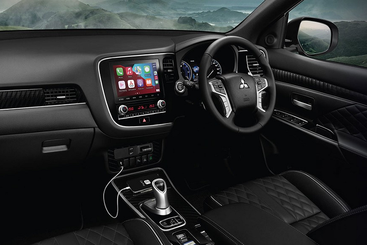 Hai mô-tơ điện kể trên mang đến hệ dẫn động 4 bánh toàn thời gian Super All-Wheel Control cho mẫu SUV cỡ C này. Ngoài ra, Mitsubishi Outlander PHEV 2021 còn có cụm pin lithium-ion 13,8 kWh, cho phép xe chạy hết quãng đường 55 km mà không cần dùng đến động cơ xăng. Đặc biệt, theo hãng Mitsubishi, Outlander PHEV 2021 chỉ tiêu thụ lượng xăng trung bình 52,6 km/lít (khoảng 1,9 lít/100 km) khá ấn tượng.