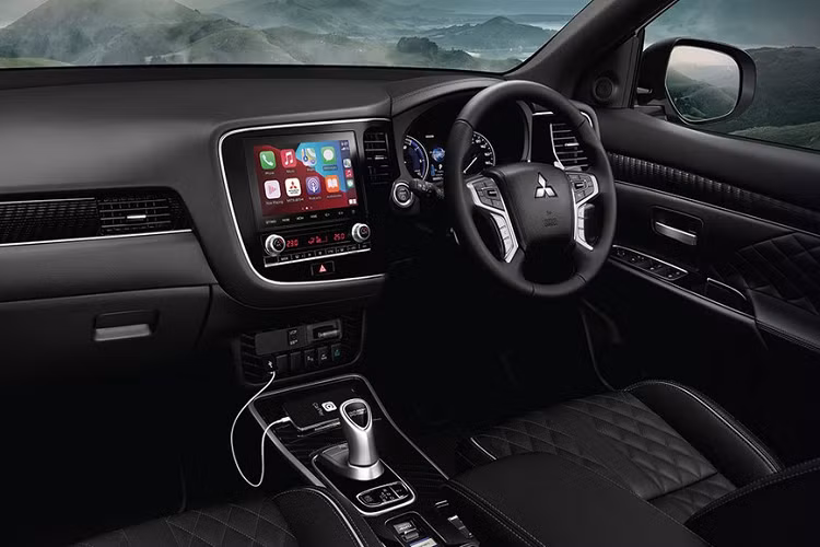 Hai mô-tơ điện kể trên mang đến hệ dẫn động 4 bánh toàn thời gian Super All-Wheel Control cho mẫu SUV cỡ C này. Ngoài ra, Mitsubishi Outlander PHEV 2021 còn có cụm pin lithium-ion 13,8 kWh, cho phép xe chạy hết quãng đường 55 km mà không cần dùng đến động cơ xăng. Đặc biệt, theo hãng Mitsubishi, Outlander PHEV 2021 chỉ tiêu thụ lượng xăng trung bình 52,6 km/lít (khoảng 1,9 lít/100 km) khá ấn tượng.