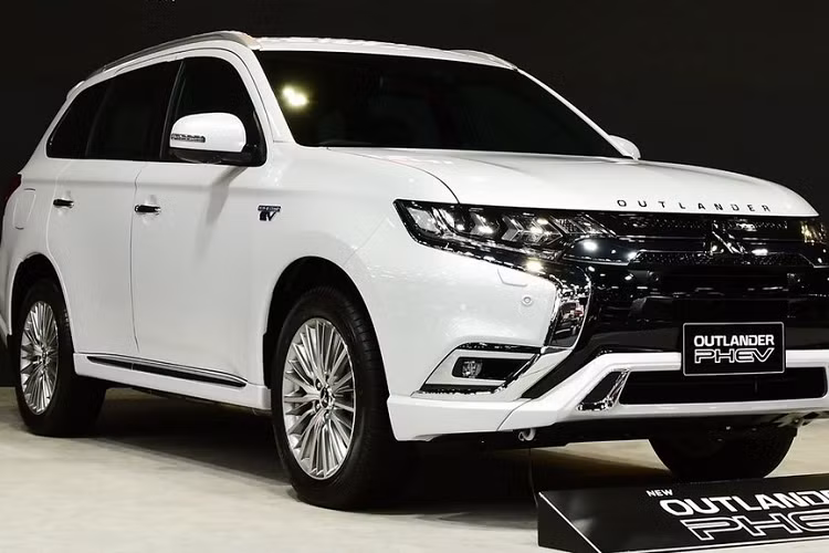 Ở thị trường Indonesia và Philippines, mẫu xe SUV Mitsubishi Outlander PHEV vốn được nhập khẩu nguyên chiếc. Trong khi đó, mẫu xe này ở thị trường Thái Lan lại là xe lắp ráp nội địa. Dự kiến, những chiếc Mitsubishi Outlander PHEV đầu tiên lắp ráp tại Thái Lan sẽ xuất xưởng từ nhà máy Laem Chabang vào tháng sau.