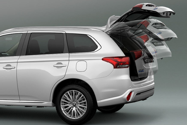 So với bản thường, Mitsubishi Outlander PHEV 2021 sở hữu một số điểm nhấn riêng như nẹp xung quanh thân xe được sơn cùng màu với những khu vực còn lại, tem chữ nổi PHEV màu xanh dương và bộ vành hợp kim đa chấu 18 inch. Bên trong Mitsubishi Outlander PHEV 2021 còn có cần số riêng như dấu hiệu nhận biết.