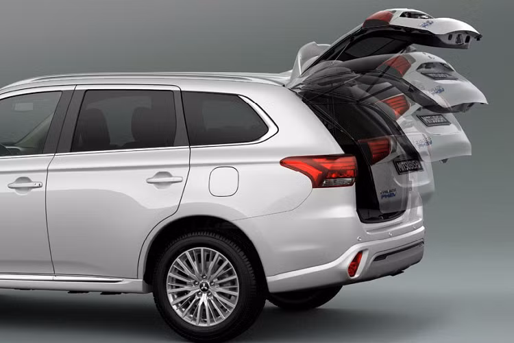 So với bản thường, Mitsubishi Outlander PHEV 2021 sở hữu một số điểm nhấn riêng như nẹp xung quanh thân xe được sơn cùng màu với những khu vực còn lại, tem chữ nổi PHEV màu xanh dương và bộ vành hợp kim đa chấu 18 inch. Bên trong Mitsubishi Outlander PHEV 2021 còn có cần số riêng như dấu hiệu nhận biết.