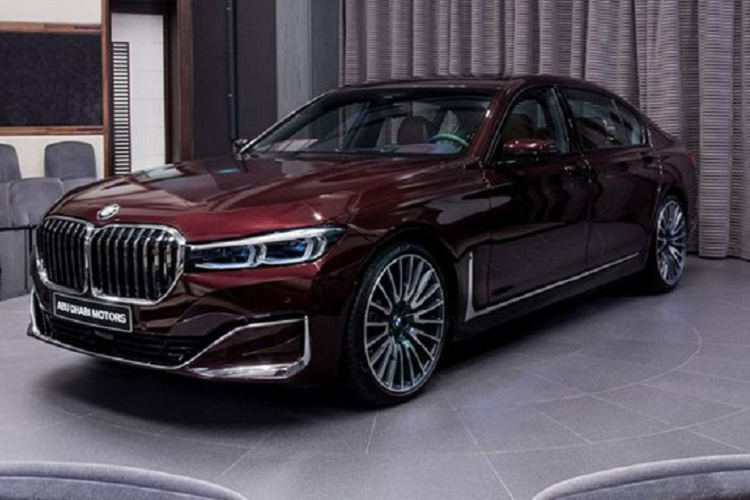 Về giá xe BMW 750Li 2020, con số cụ thể cho phiên bản 750Li này hiện chưa được phía đại lý Abu Dhabi công bố. Tại thị trường Mỹ, mức giá cho một chiếc BMW 750Li xDrive có thể lên tới 103.000 USD (2,4 tỷ đồng). Trong khi đó tại Đức, mức chi phí cho tùy chọn sơn ngoại thất Đỏ Hoàng gia này là 1150 Euro (gần 30 triệu đồng).