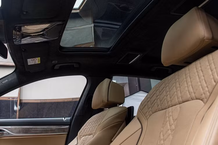 Về động cơ, dưới nắp capo của chiếc 7-Series này là khối máy V8 twin-turbo 4.4 lít thế hệ mới, từng được BMW cập nhật hồi năm ngoái với khả năng sinh công vượt trội hơn.