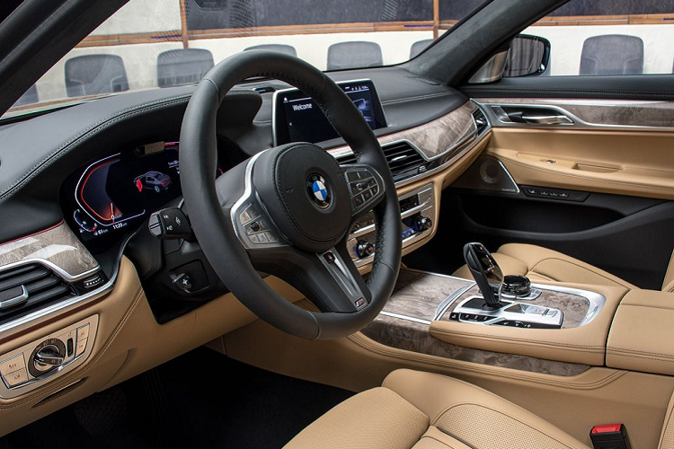 Ngoài ra, bộ mâm của chiếc xe sang BMW 750Li 2020 này xuất hiện với thiết kế đa chấu, đường kính 21-inch và lớp bề mặt màu Xám Orbit Grey. Đây là một trang bị thiết thực bởi có lẽ một bộ mâm 20-inch sẽ là không đủ với một chiếc sedan “bành trướng” như 7-Series.