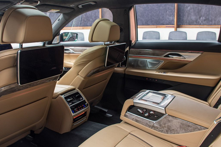 Các điểm nhấn ngoài ra còn đến từ cụm vô lăng 3 chấu chuẩn M, cửa sổ trời toàn cảnh Panorama SkyLounge, ghế ngồi tích hợp mát-xa, hệ thống âm thành 3D Bowers &amp; Wilkins Diamond với giá 3.400 USD (hơn 80 triệu đồng) và hệ thống giải trí riêng biệt cho hành khách phía sau trị giá 2.700 USD (gần 64 triệu đồng)