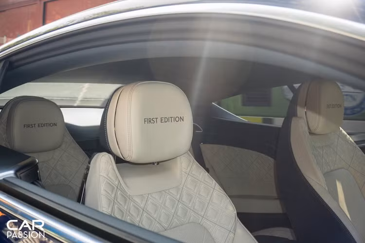 Xe sử dụng bộ mâm 5 chấu kép hình bông hoa có kích thước 22 inches tương tự phiên bản tiêu chuẩn được sơn đen bóng với viền chrome xung quanh. Xe “cưỡi” trên bộ lốp hàng hiệu Pirelli P Zero giúp tăng độ bám đường hơn và tạo thêm cảm giác êm ái cho Continental GT First Edition. Bên trong là hệ thống phanh đĩa với cùm phanh được sơn đen bóng tương phản với màu sơn ngoại thất và đĩa phanh cỡ lớn.