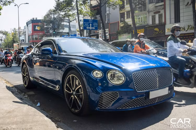Vắng bóng 1 thời gian, mẫu coupe siêu sang này bất ngờ xuất hiện với biển kiểm soát Sài Gòn, điều này có nghĩa cả hai chiếc Bentley Continental GT 2019 mới nhất đều thuộc sở hữu của các doanh nhân Sài thành. Điểm chung của cả hai xe nằm ở lớp sơn xanh Sequin đẹp mắt và đều được phân phối chính hãng bởi đại lí Bentley Việt Nam.