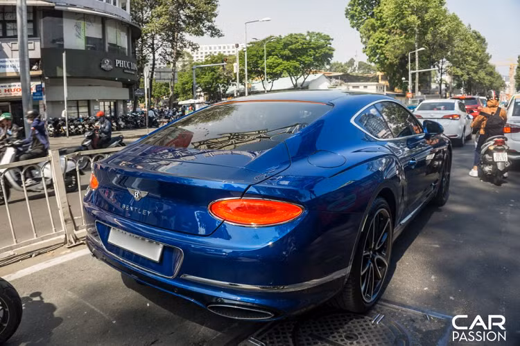 Bentley Continental GT First Edition sở hữu thiết kế có phần bề thế và hiện đại hơn so với thế hệ tiền nhiệm. Lưới tản nhiệt được mạ chrome sáng bóng, cản trước được mở rộng hơn so với thế hệ cũ, điều này mang đến cho Continental GT First Edition một cái nhìn thể thao hơn nhờ trọng tâm của xe được hạ thấp xuống.