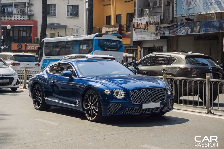 Ở phiên bản First Edition, chiếc Continental GT không có quá nhiều sự khác biệt, thay vào đó thì Bentley đã thêm vào huy hiệu lá quốc kỳ Anh lồng vào số 1 với hai tông màu đen và bạc mạnh mẽ ở hai bên hông xe. Ngoài ra, nắp xăng bên trong xe cũng được nạm đá quý đầy xa xỉ.