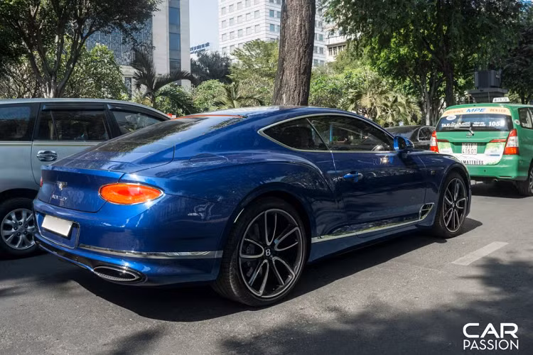 Đèn pha của xe được Bentley nâng cấp với công nghệ LED Matrix đi kèm với hiệu ứng pha lê đẹp mắt, bên hông xe xuất hiện một bước đột phá về mặt thiết kế khi Bentley bổ sung thêm hai lưới tản nhiệt hình mũi tên với viền chrome, số 12 tượng trưng cho khối động cơ W12 mà xe sử dụng.