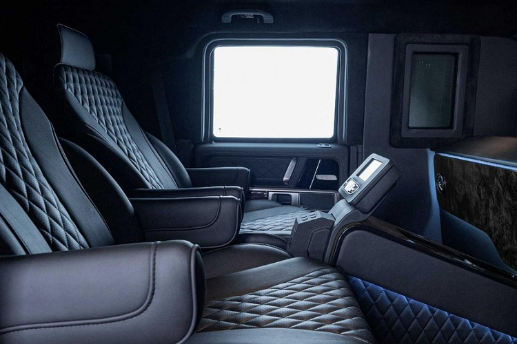 Bên cạnh đó, xe còn lắp đặt một hệ thống âm thanh cao cấp, và tất cả đều được điều khiển thông qua một cụm điều khiển nằm giữa hàng ghế sau. 