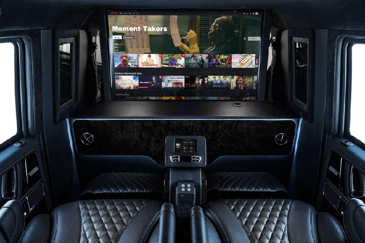 Người mua có thể lựa chọn bề mặt bọc da hoặc Alcantara, và nếu khung cảnh bên ngoài kính chống đạn không được “vui mắt”, một vách ngăn tự động giữa ghế trước và ghế sau có chứa một tv màn hình phẳng 4K cực nét.