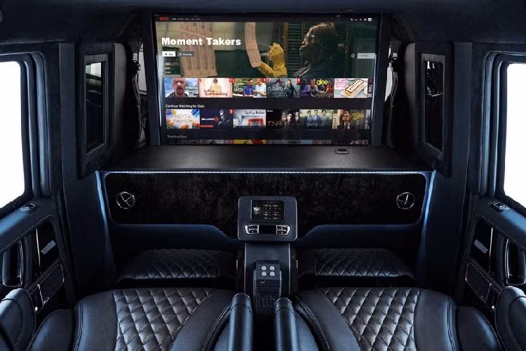 Người mua có thể lựa chọn bề mặt bọc da hoặc Alcantara, và nếu khung cảnh bên ngoài kính chống đạn không được “vui mắt”, một vách ngăn tự động giữa ghế trước và ghế sau có chứa một tv màn hình phẳng 4K cực nét.