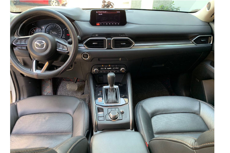 Không rõ lý do vì sao chủ nhân chiếc CX-5 này lại bán xe và chấp nhận mất khoảng 200 triệu đồng. Tuy nhiên, với những khách hàng có ý định mua Mazda CX-5 bản full options thì đây là một chiếc xe "lướt" có mức giá bán lại khá hợp lý. Thay vì mua xe mới, người mua sẽ tiết kiệm được một khoản chi phí kha khá.