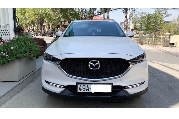 Ngoài ra, để lăn bánh xe mới, người mua còn phải chi trả thêm nhiều phí khác nhau như: phí trước bạ (10%), đăng ký xe, phí đường bộ, chi phí bảo hiểm và phụ kiện đi kèm. Tham khảo chi giá xe Mazda CX-5 bản full khi lăn bánh tại các tỉnh rơi vào khoảng 1,275 tỷ đồng.