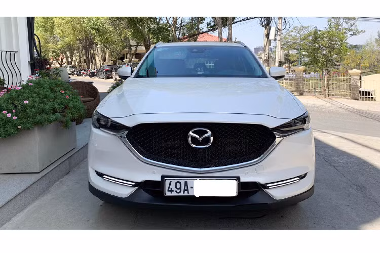 Ngoài ra, để lăn bánh xe mới, người mua còn phải chi trả thêm nhiều phí khác nhau như: phí trước bạ (10%), đăng ký xe, phí đường bộ, chi phí bảo hiểm và phụ kiện đi kèm. Tham khảo chi giá xe Mazda CX-5 bản full khi lăn bánh tại các tỉnh rơi vào khoảng 1,275 tỷ đồng.