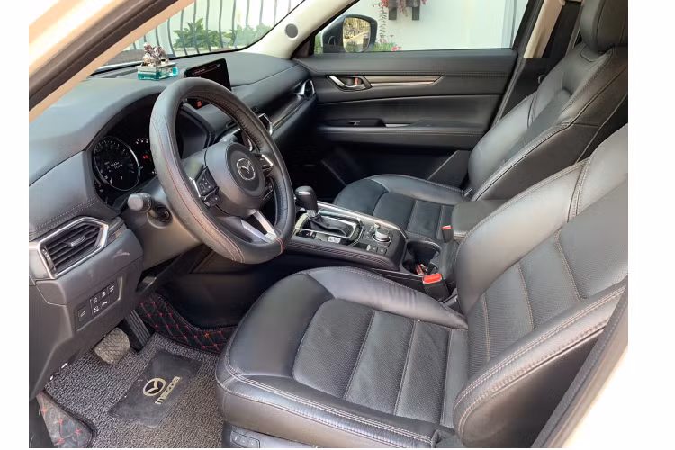 Mazda CX-5 2.5AT AWD Signature chính là phiên bản cao cấp nhất trong 9 phiên bản hiện tại của dòng CX-5, đây chính là CX-5 thuộc thế hệ 6.5 được Thaco giới thiệu lần đầu vào tháng 7/2018.