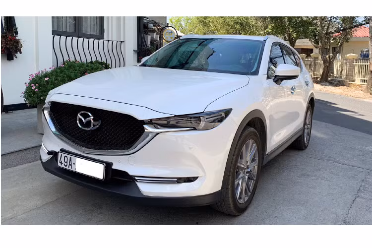 Theo thông tin được người bán cung cấp, chiếc xe SUV Mazda CX-5 mới bản full options này chỉ mới chạy “lướt” được khoảng 5.000km. Xe được mua vào tháng 10/2019, mang biển số Lâm Đồng và đang rao bán lại với giá 1,090 tỷ đồng, tức rẻ hơn 59 triệu đồng so với giá bán đề xuất chính hãng 1,149 tỷ đồng đối với xe mới.