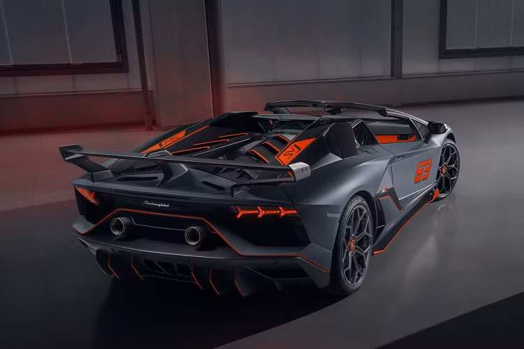 Aventador SVJ được sản xuất giới hạn với số lượng 900 chiếc. Phiên bản giới hạn hơn của SVJ là SVJ 63 được sản xuất để kỷ niệm năm thành lập Lamborghini - 1963. Siêu xe này được sản xuất với số lượng 63 chiếc cho bản Coupe và 63 chiếc Roadster.
