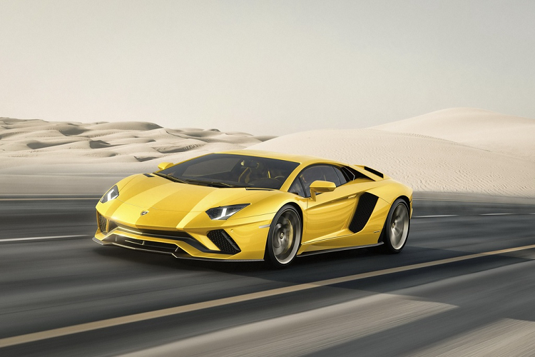 Lamborghini vừa làm lễ xuất xưởng cho chiếc Aventador thứ 10.000 tại đại bản doanh ở Sant’Agata Bolognese. Đây là cột mốc đáng nhớ với Aventador dù mẫu xe này chưa phải là xe bán chạy nhất của hãng. Doanh số của siêu xe Lamborghini Aventador hiện kém kỷ lục của Gallardo đến hơn 4.000 xe nhưng đã vượt gấp đôi Murcielago. Trong gần 10 năm (2001-2010), Lamborghini chỉ bán được 4.099 chiếc Murcielago.
